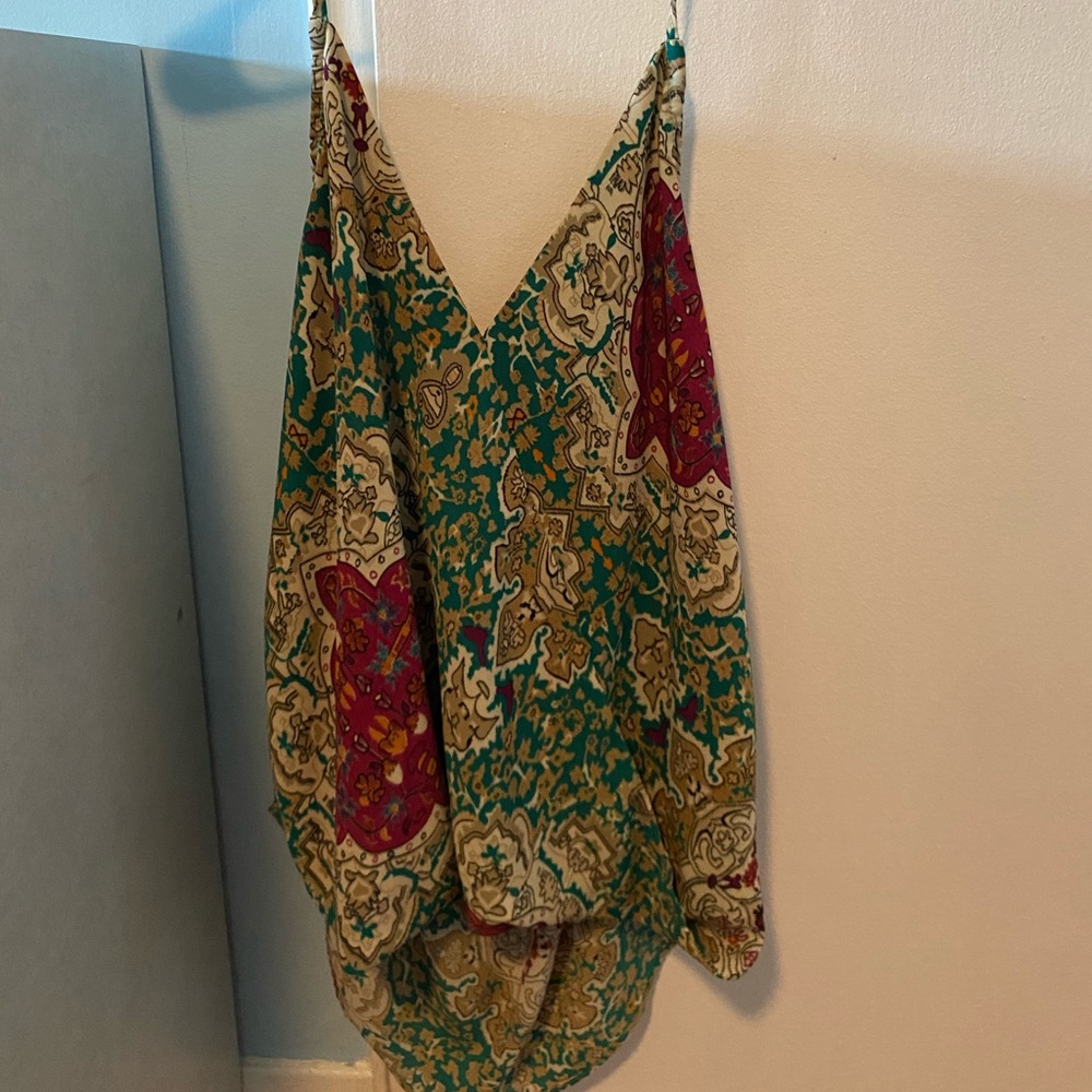 Thin strap blouse with colored print. Low cut back